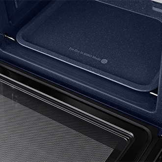 Bliższe spojrzenie na wnętrze i detale mikrofalówki do zabudowy Samsung NQ50A6139BS/EO.