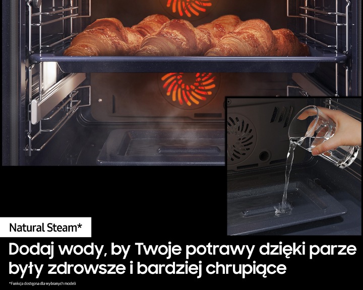 Piekarnik parowy NV7B4245VAK/U2 z Natural Stream bokiem, otwarty z blachami do pieczenia w środku 