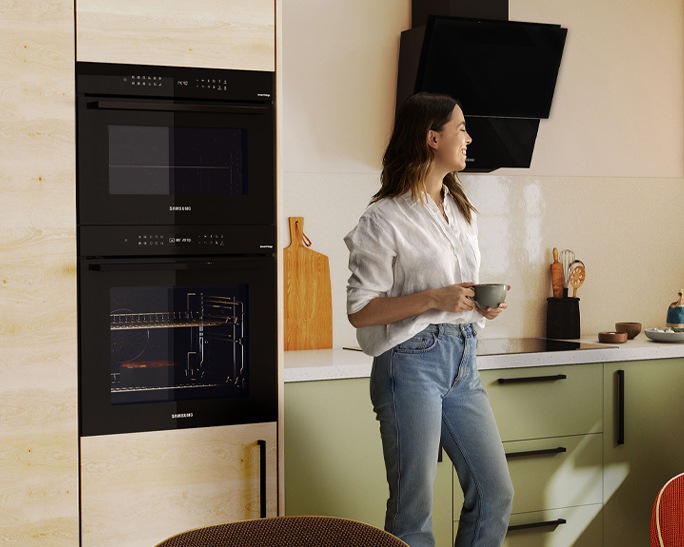 Piekarnik parowy NV7B4345VAK/U2 z Natural Steam do zabudowy z uchylonymi drzwiami 