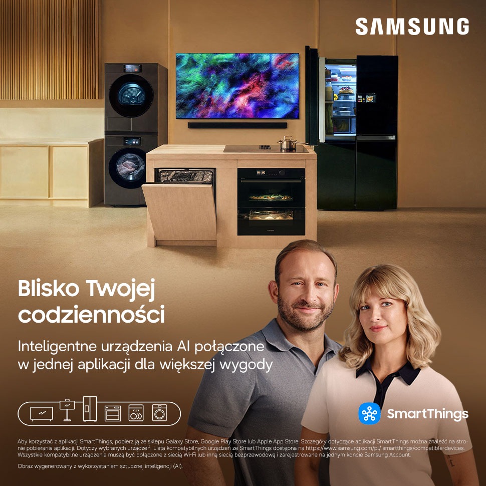 Rodzina w salonie z połączonymi urządzeniami Samsung sterowanymi w aplikacji SmartThings.