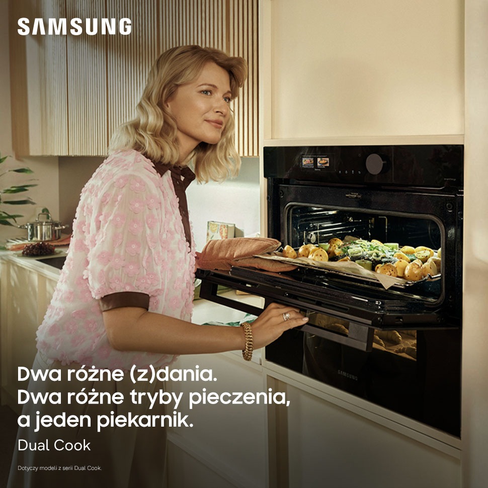Kobieta wyjmuje blachę z warzywami z piekarnika Samsung z funkcją Dual Cook.