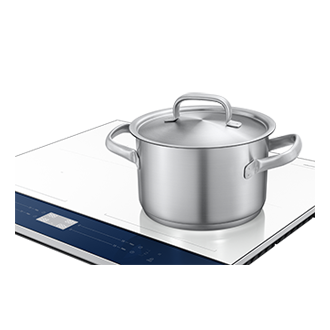 Biała płyta indukcyjna Bespoke SlimFit NZ64B5067YJ/U2 - widok po skosie wprawo z garnkiem