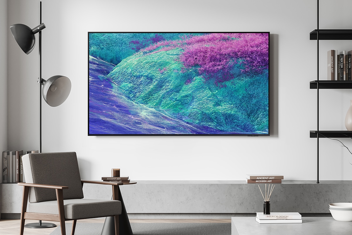 Telewizor  55" Neo QLED QN1EF 4K Samsung Vision AI Smart TV (2025) powieszony na ścianie w salonie