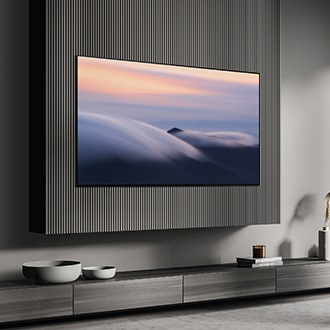 Zdjęcie pokazujące telewizor 55" OLED 4K S94D QE55S94DAEXXH powieszony na ścianie.