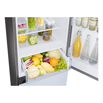 Lodówka Bespoke RB34A6B2ECS z panelem górnym w kolorze  kremowego błękitu - przybliżenie na otwarte szuflady Humidity Fresh+ z propozycją przechowywania żywności