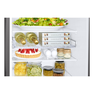 Lodówka Bespoke RB34A6B2ECS z panelem górnym w kolorze  kremowego błękitu - przybliżenie na półkę na wino z propozycją przechowywania żywności