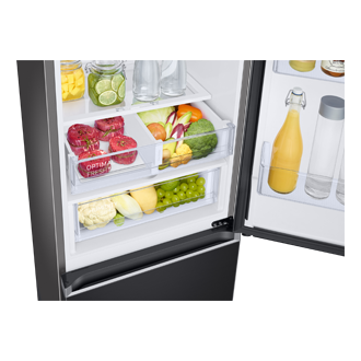 Wnętrze lodówki RB34C603CB1/EF z dolnym zamrażalnikiem, widok na szuflady Humidity Fresh, Optimal Fresh wypełnione produktami spożywczymi