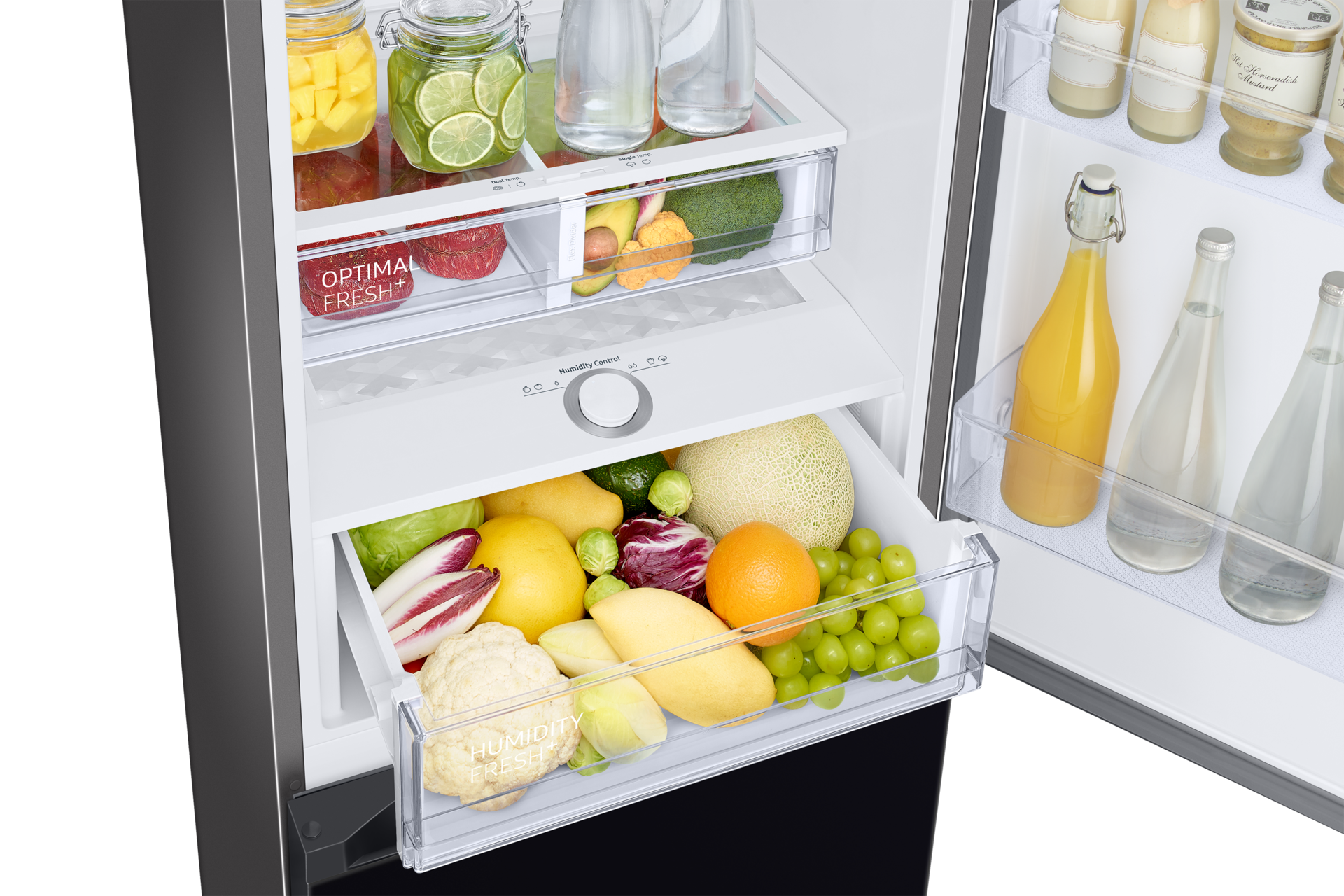 Lodówka z dolnym zamrażalnikiem RB34T601FWW/EF - widok wnętrza z produktami na półkach i wysuniętą szufladą Humidity Fresh+