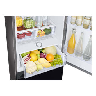 Lodówka z dolnym zamrażalnikiem RB34T601FWW/EF - widok wnętrza z produktami na półkach i wysuniętą szufladą Humidity Fresh+
