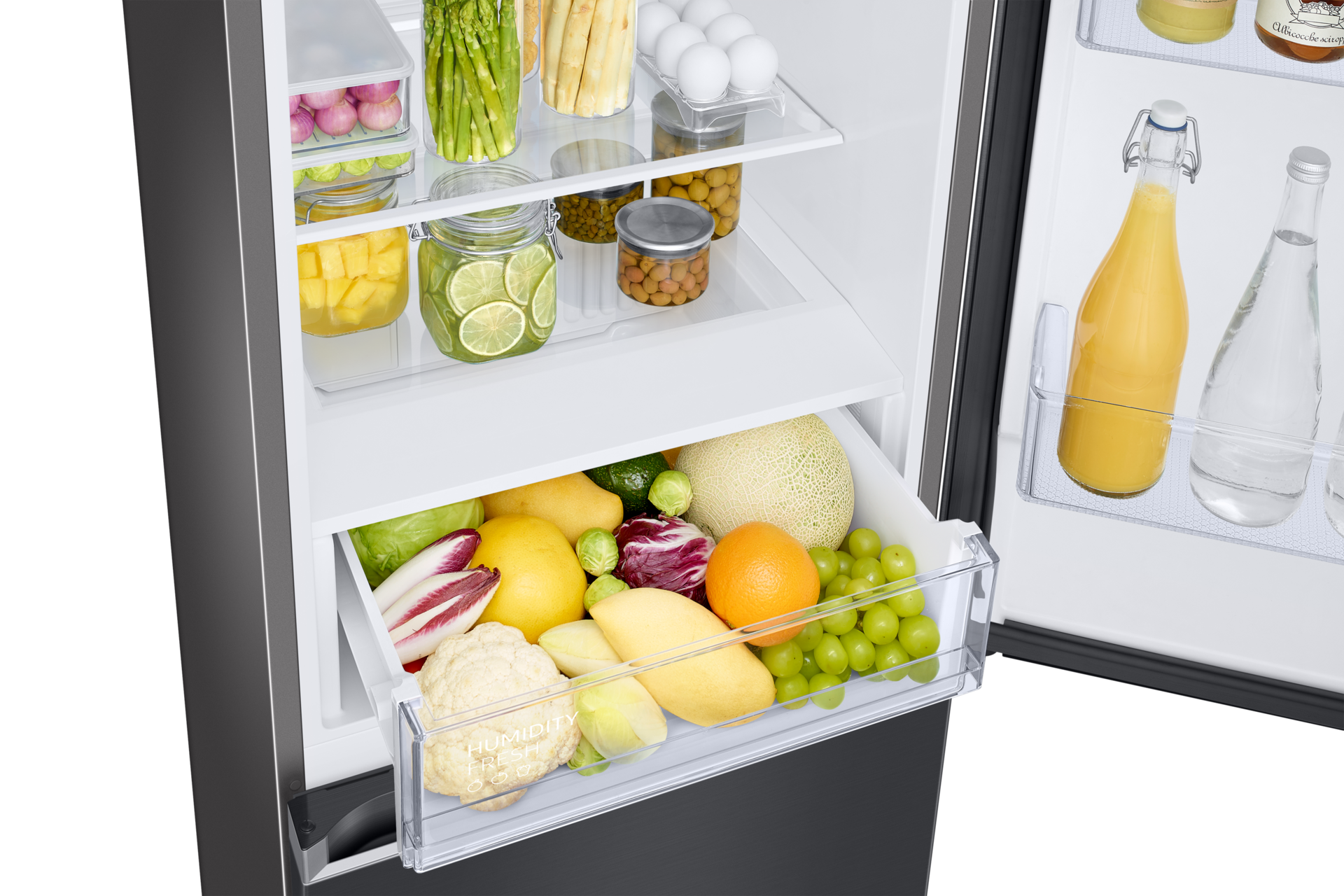 Lodówka z dolnym zamrażalnikiem RB34T602EB1/EF z technologią pełnego No Frost - widok wnętrza lodówki z produktami na półkach i wysuniętą szufladą