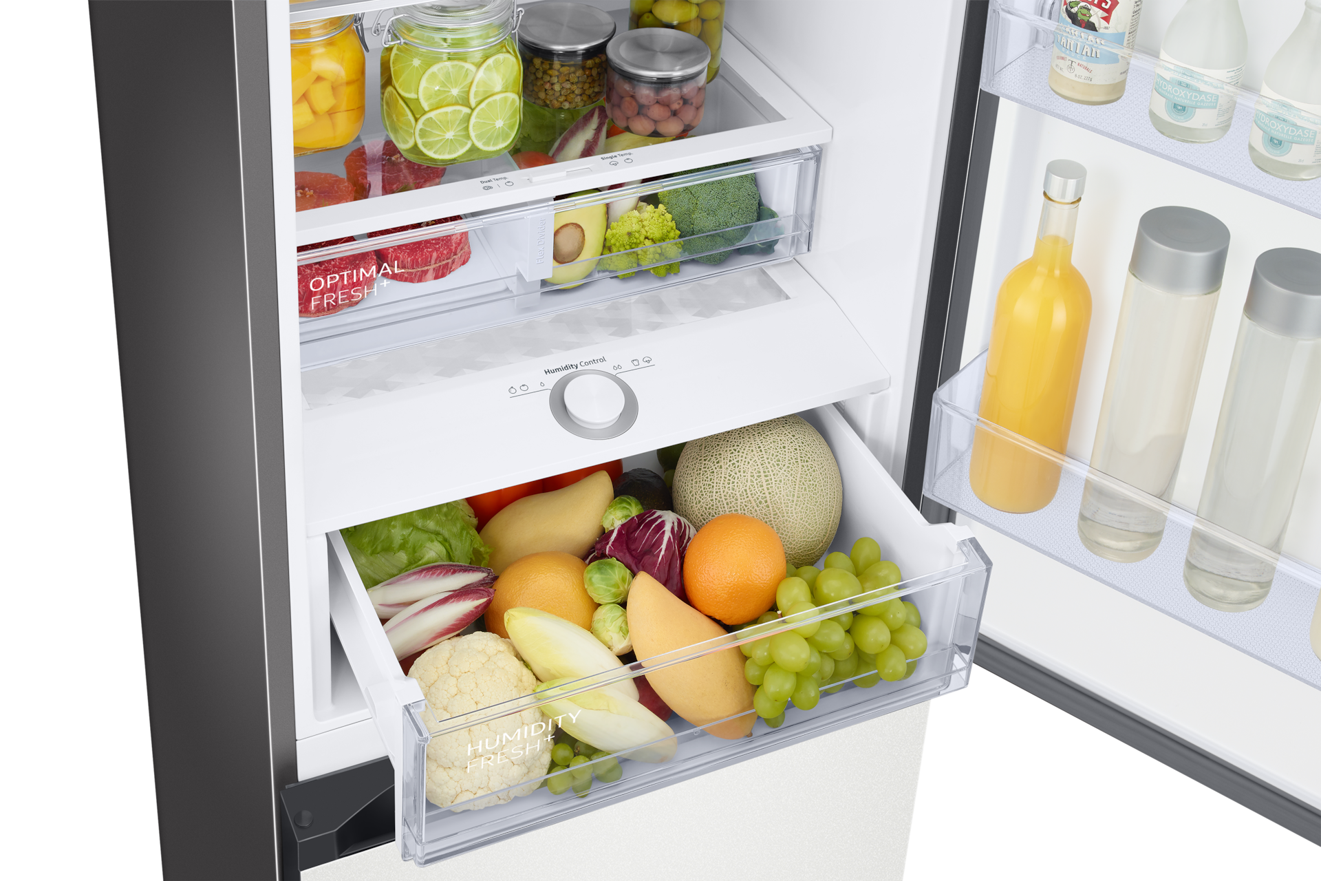 Lodówka Bespoke RB38A6B5CAP z panelami do personalizacji  - przybliżenie na otwarte szuflady Humidity Fresh+ z propozycją przechowywania żywności