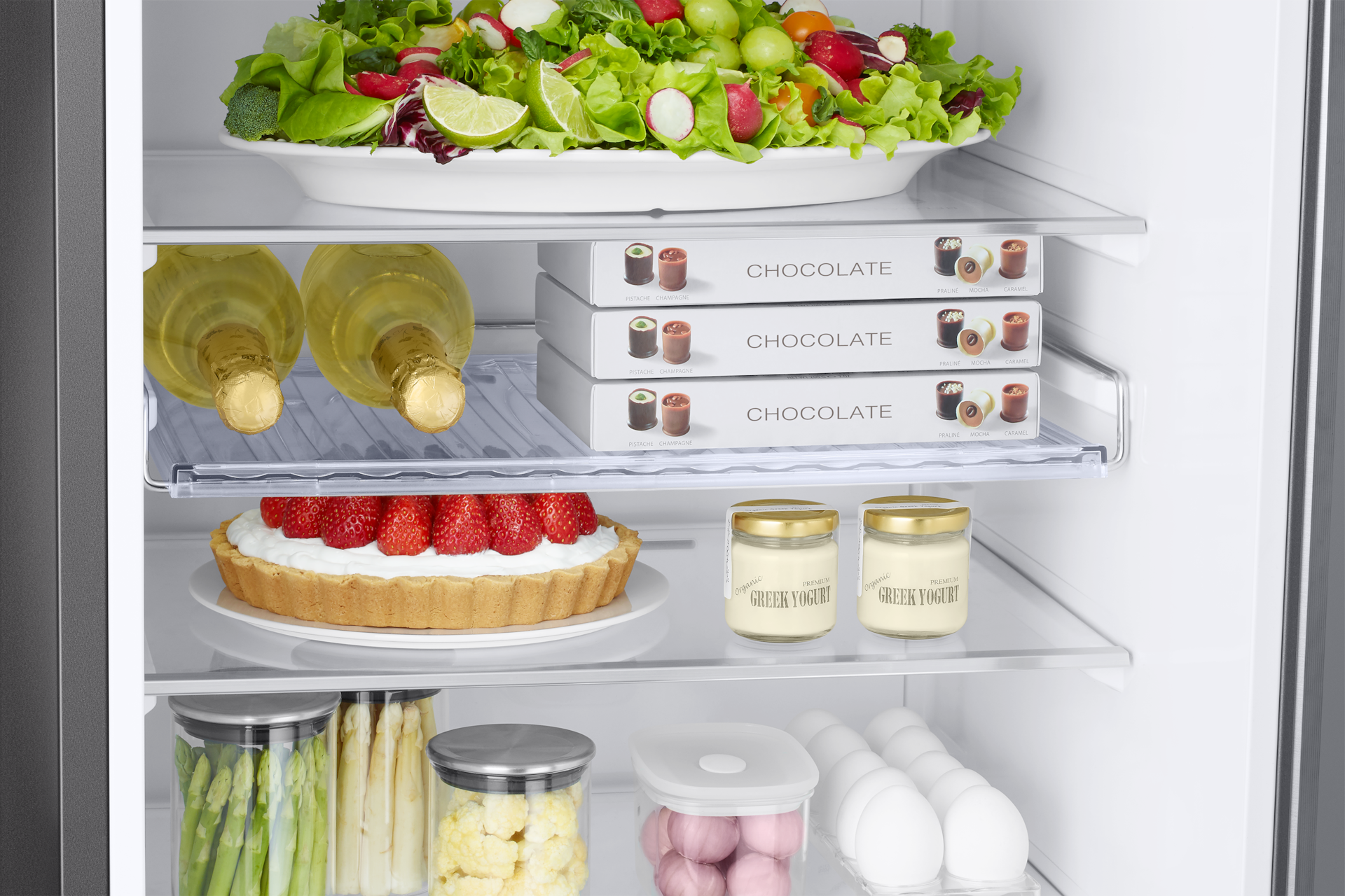 Lodówka Bespoke RB38A6B5CAP z panelami do personalizacji  - przybliżenie na półkę na wino z propozycją przechowywania żywności