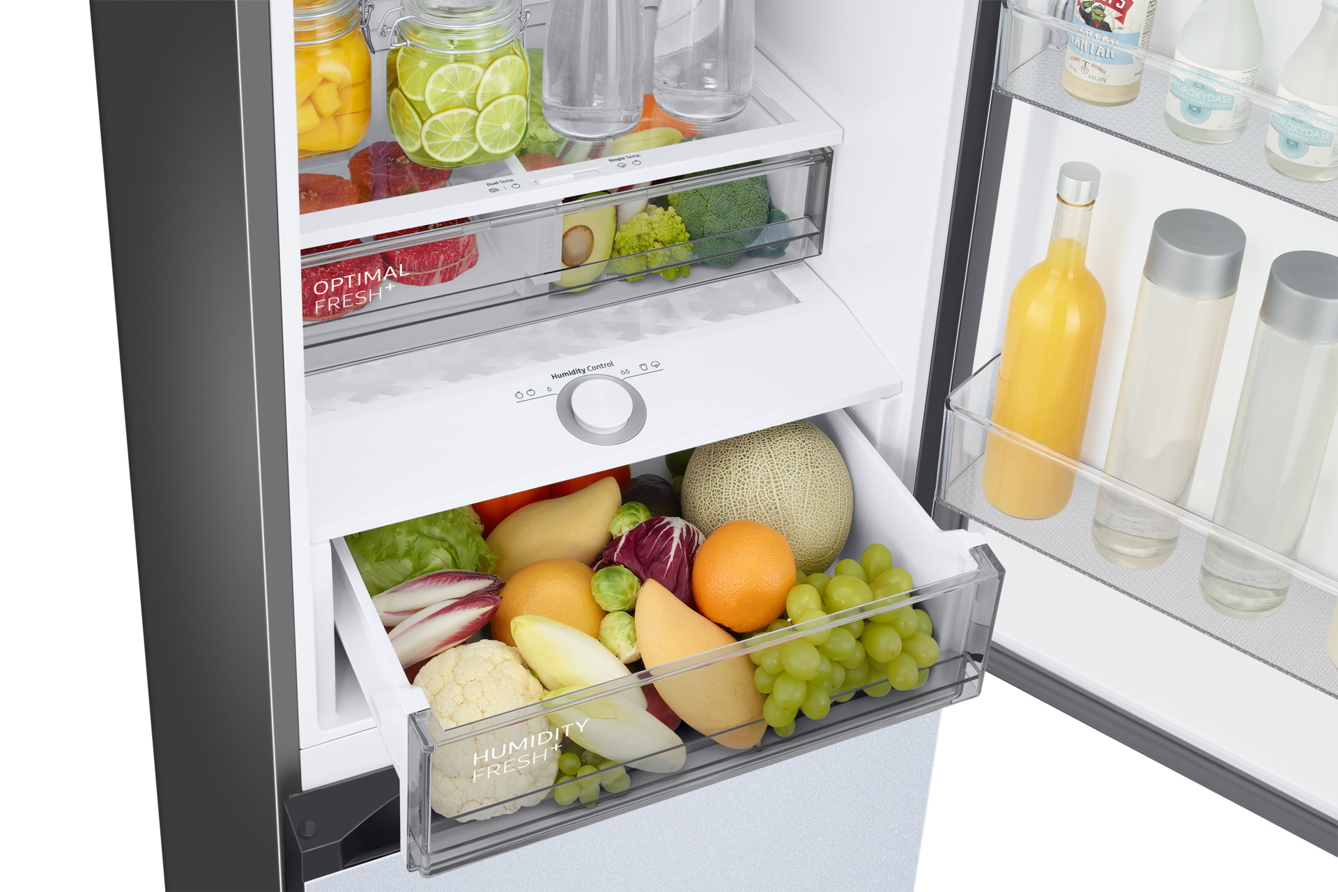 Lodówka Bespoke RB38A7B6DCS z panelami w kolorze kremowego błękitu - przybliżenie na otwarte szuflady Humidity Fresh+ z propozycją przechowywania żywności