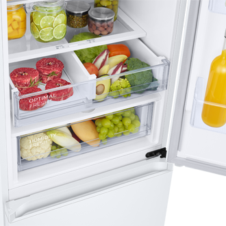 Lodówka z dolnym zamrażalnikiem RB38C605CWW/EF - widok wnętrza lodówki z produktami na półkach i szufladach