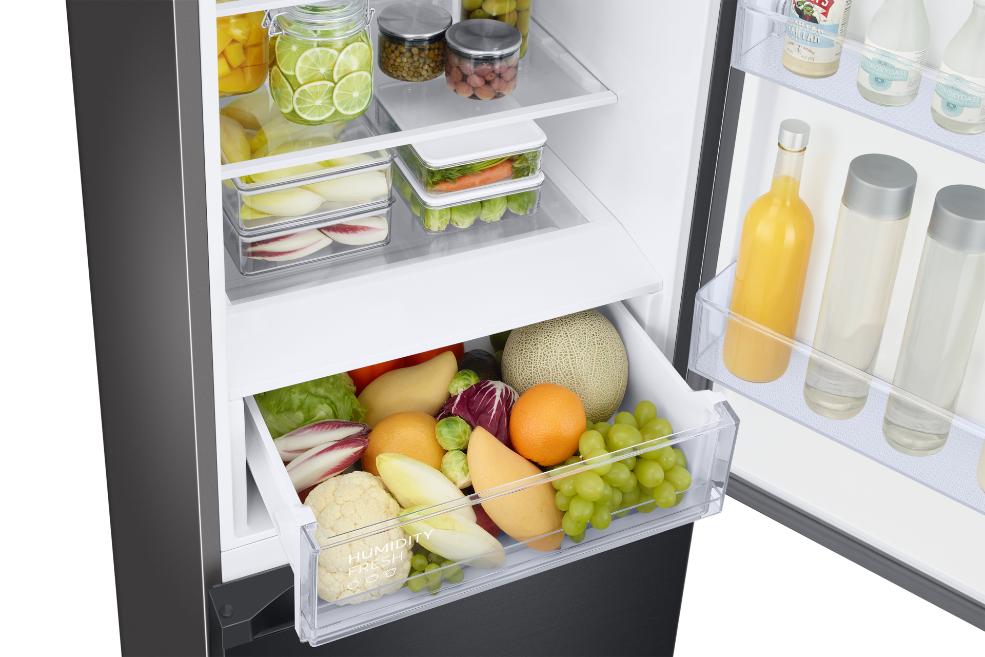 Zbliżenie na szufladę lodówki Samsung Bespoke RB38C6B2EB1/EF wypełnioną produktami