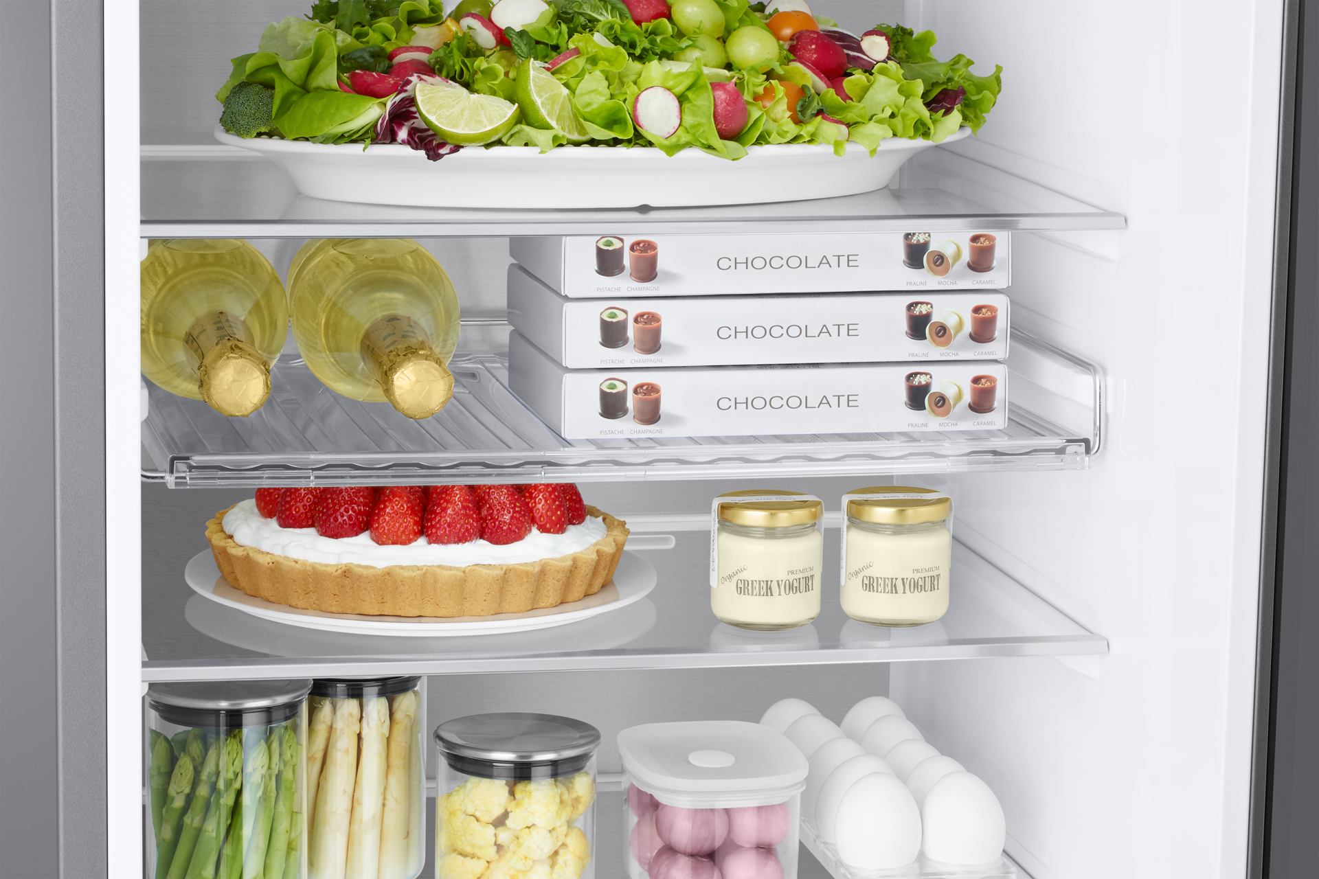 Lodówka z dolnym zamrażalnikiem Grand+ RB38C705CB1/EF z modułem Wi-Fi  - widok wnętrza lodówki z produktami na półkach