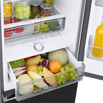 Lodówka z dolnym zamrażalnikiem Grand+ RB38C705CB1/EF z modułem Wi-Fi  z technologią pełnego No Frost - widok wnętrza lodówki z produktami na półkach i wysuniętą szufladą