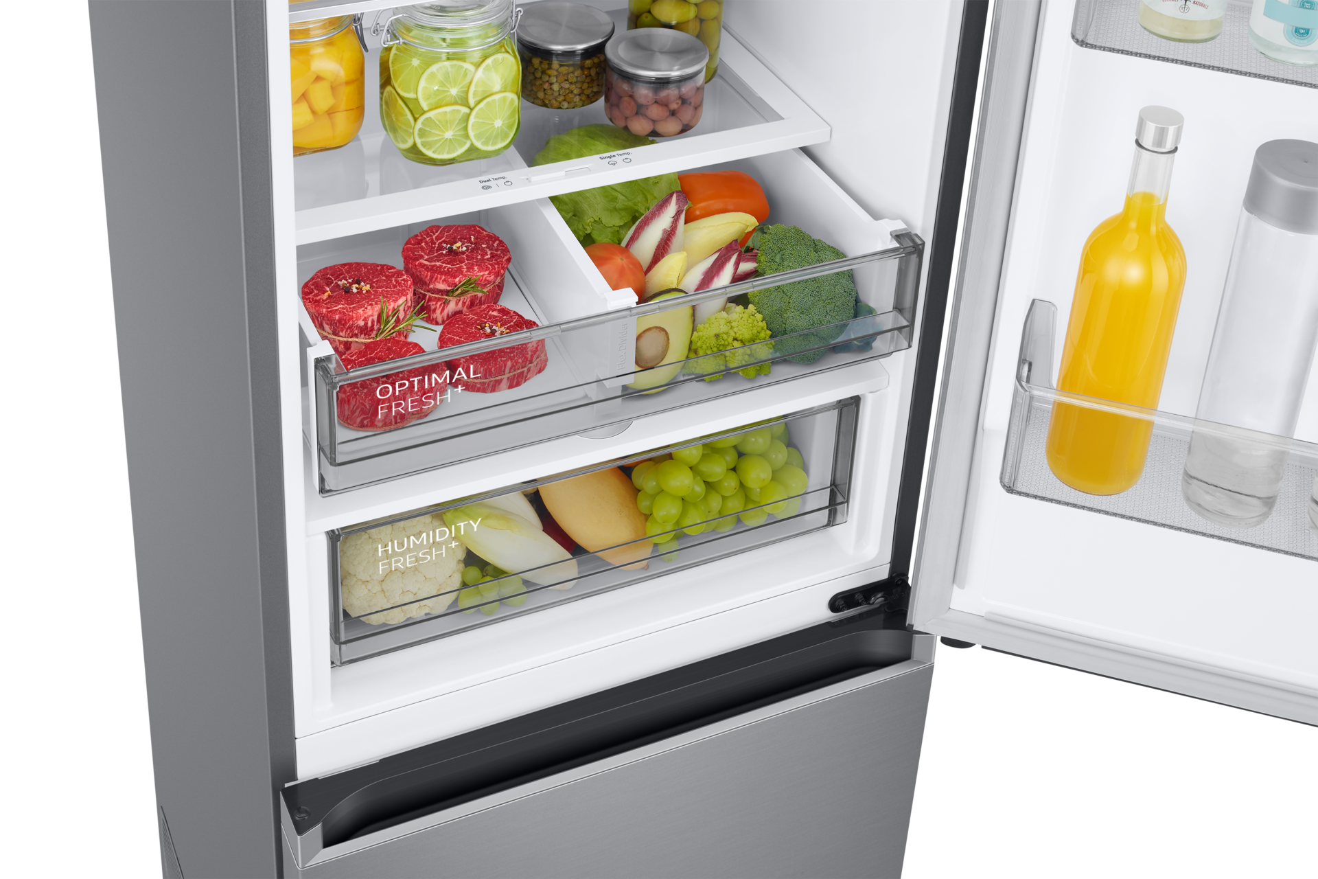 Lodówka z dolnym zamrażalnikiem Grand+ RB38C775CS9/EF - widok wnętrza lodówki z produktami na półkach i wysuniętą szufladą Himidity Fresh+