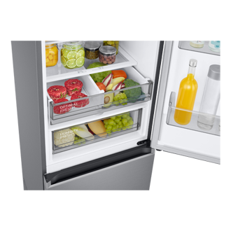 Lodówka z dolnym zamrażalnikiem Grand+ RB38C775CS9/EF - widok wnętrza lodówki z produktami na półkach i wysuniętą szufladą Himidity Fresh+