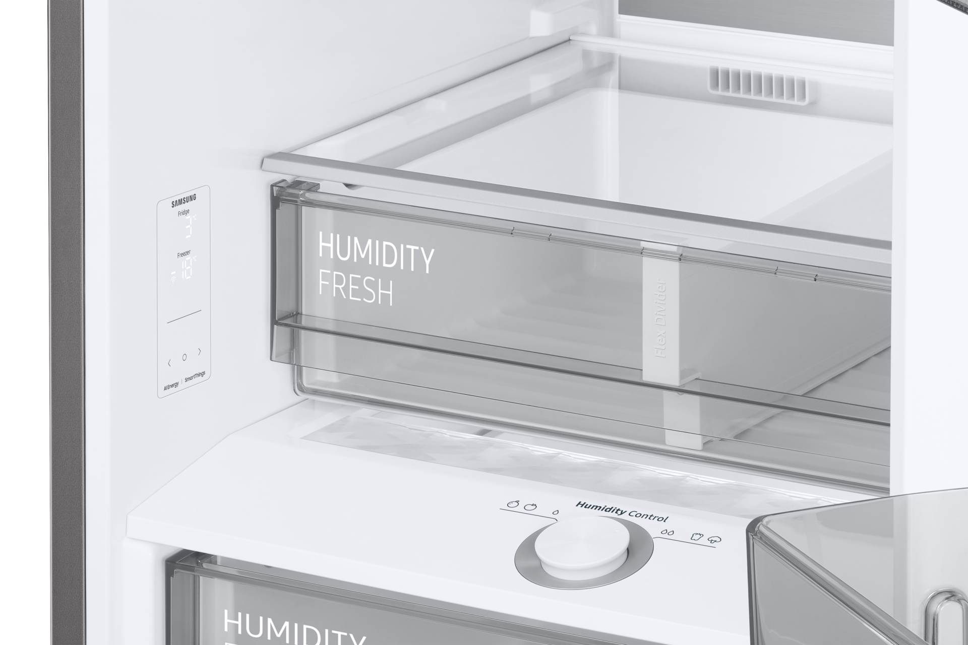 Wnętrze lodówki AI z dolnym zamrażalnikiem Samsung RB38C7AGWS9, zbliżenie na szuflady humidity fresh