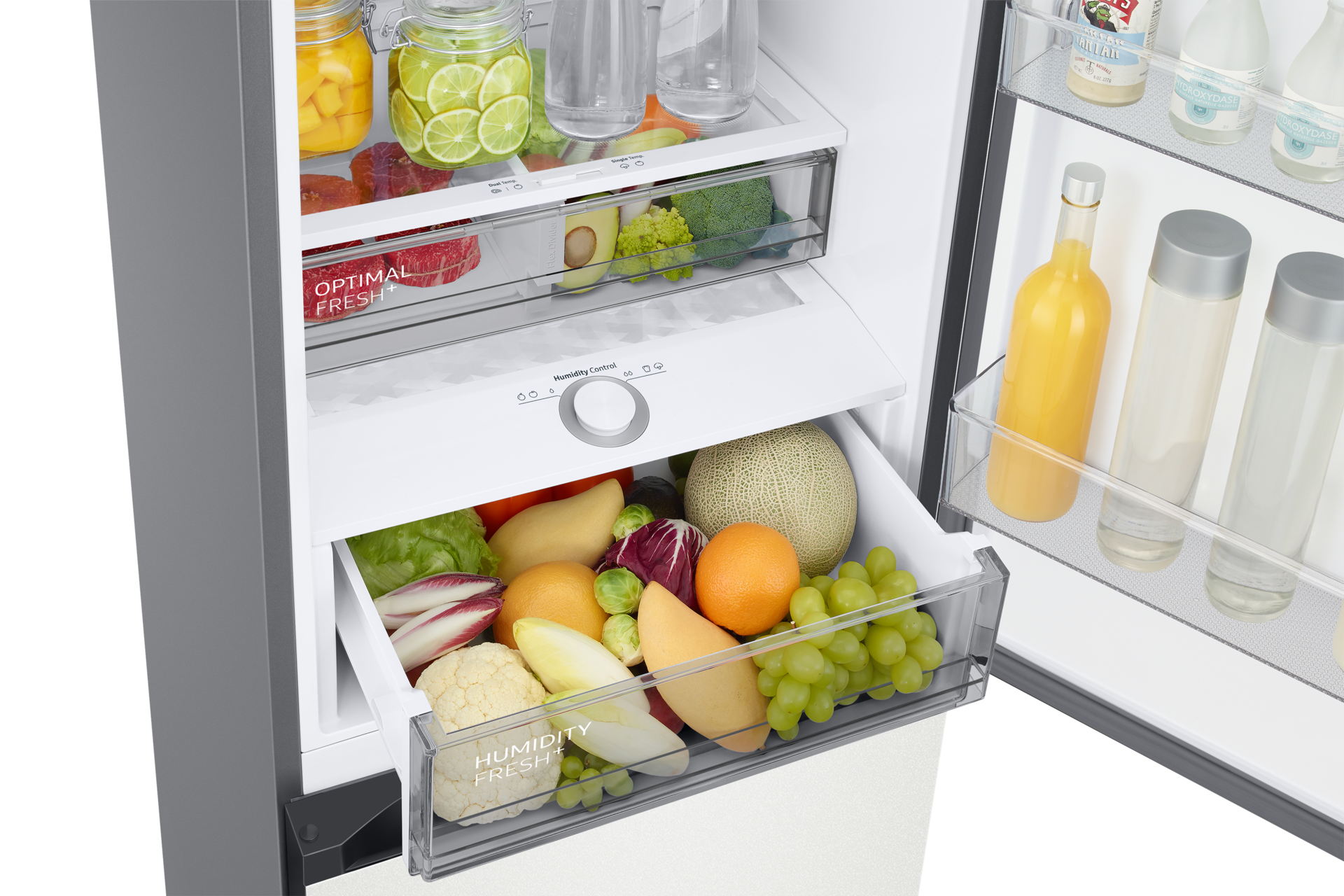Zbliżenie na szuflady Optimal Fresh i Humidity Fresh w lodówce Samsung wypełnione produktami spożywczymi, dolna szuflada wysunięta