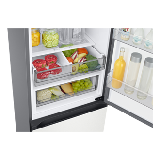 Zbliżenie na szuflady Optimal Fresh i Humidity Fresh w lodówce Samsung, wypełnione produktami spożywczymi