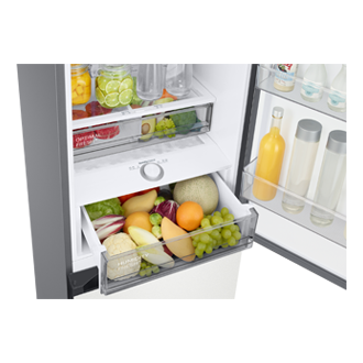 Zbliżenie na szuflady Optimal Fresh i Humidity Fresh w lodówce Samsung wypełnione produktami spożywczymi, dolna szuflada wysunięta