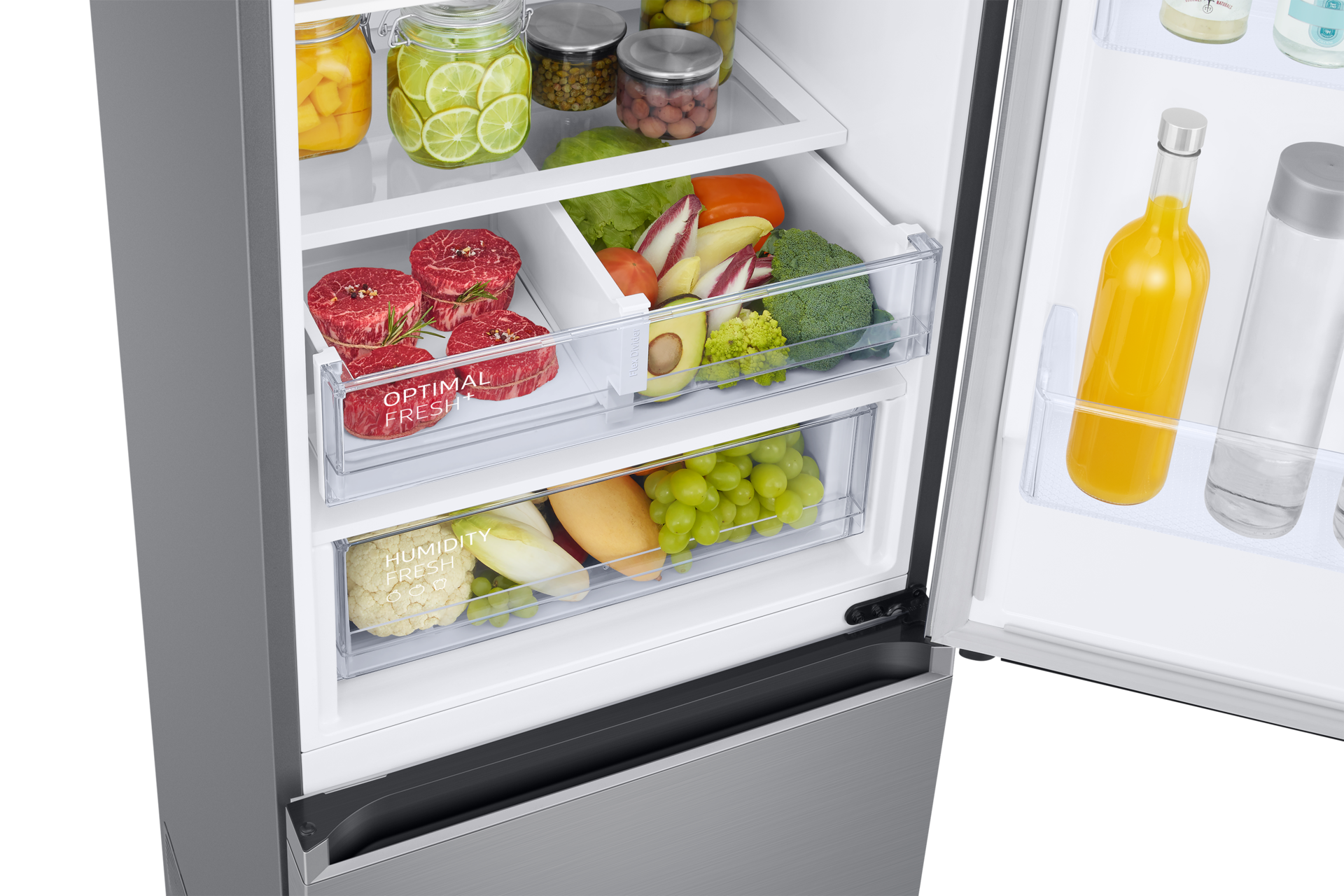 Wnętrze lodówki RB38T607BS9/EF z dolnym zamrażalnikiem, widok na szuflady Humidity Fresh, Optimal Fresh wypełnione produktami spożywczymi