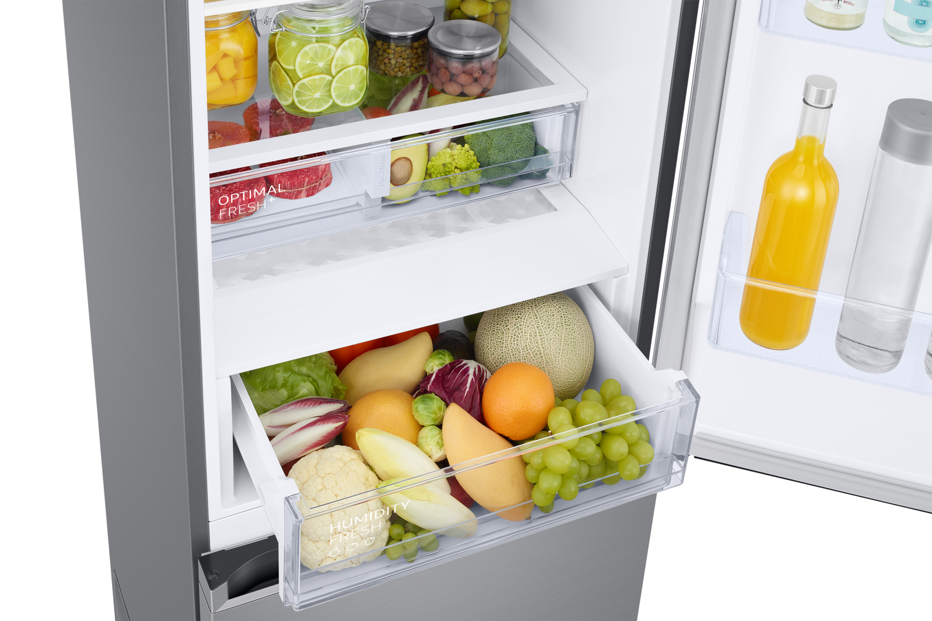Wnętrze lodówki RB38T607BS9/EF z dolnym zamrażalnikiem, widok na szuflady Humidity Fresh, Optimal Fresh wypełnione produktami spożywczymi, szuglada dolna jest wysunięta