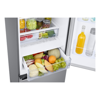 Wnętrze lodówki RB38T607BS9/EF z dolnym zamrażalnikiem, widok na szuflady Humidity Fresh, Optimal Fresh wypełnione produktami spożywczymi, szuglada dolna jest wysunięta