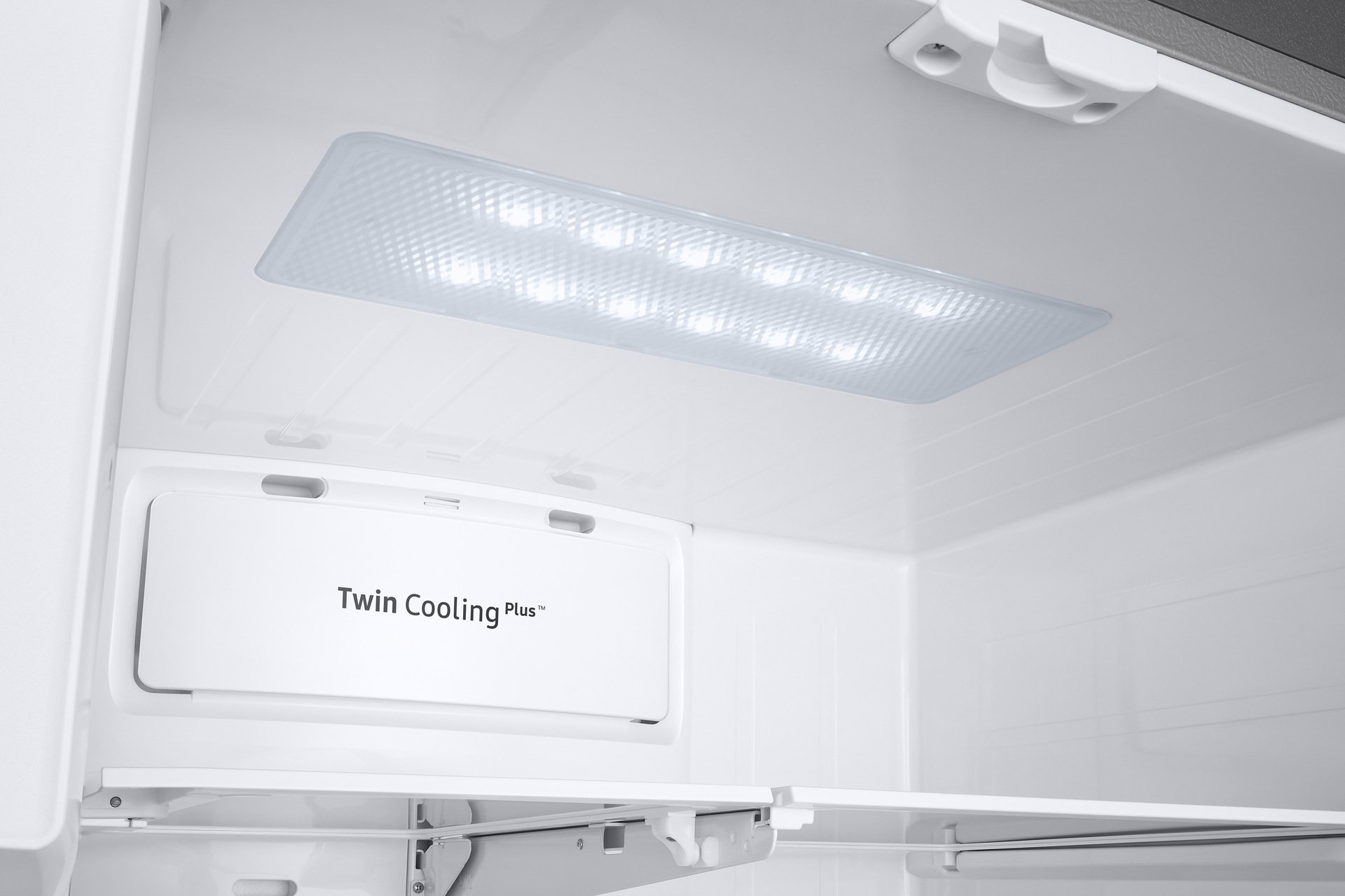 Zbliżenie na wewnętrzne oświetlenie lodówki Multidoor Samsung RF23R62E3S9.