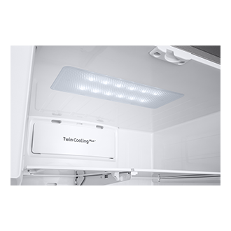 Zbliżenie na wewnętrzne oświetlenie lodówki Multidoor Samsung RF23R62E3S9.