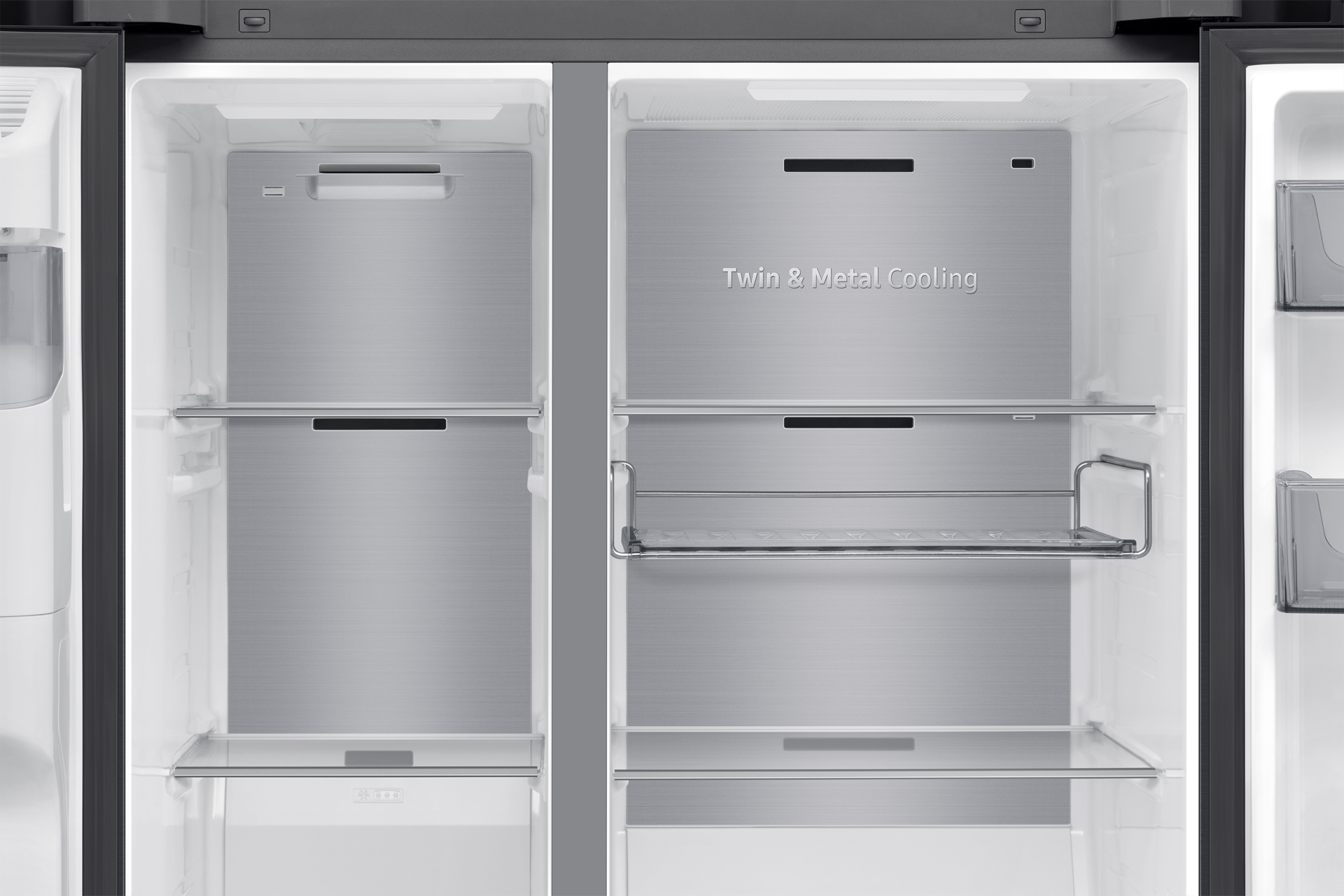 Zbliżenie na górną część wnętrza lodówki Samsung AI RS80F66KBFEO.