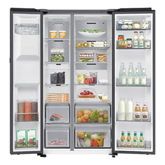 Wnętrze grafitowej lodówki Samsung AI RS80F66KCFEO z produktami spożywczymi na półkach.