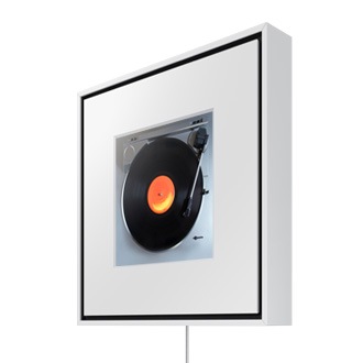 Rzut z prawej na powieszoną na ścianie białą ramkę do Głośnika Music Frame (2024) Samsung VG-SCFD60WTBXC.