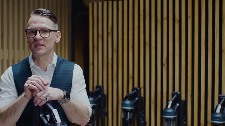 Specjalista przedstawia różnice w odkurzaczach serii Samsung Jet 85.