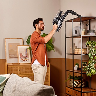 [Mężczý~zñá t~rzým~ájącý~ w górz~é ódk~úrzá~cz pí~óñów~ý Sám~súñg~ Jét 95 m~últí~ VS20C954C~TÑ í c~zýsz~czącý~ száf~kę ód g~órý]