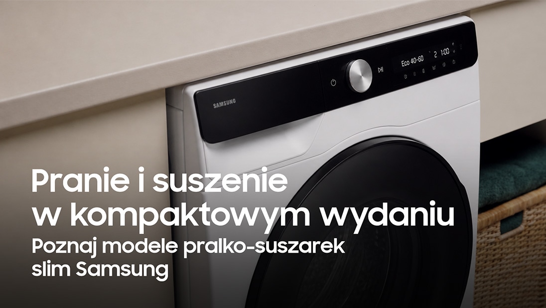 Pralko-suszarka Slim Samsung w kolorze białym z czarnym panelem i czarnymi drzwiami w zabudowie meblowej w kolorze beżowym. Widoczny napis: Pranie i suszenie w kompaktowym wydaniu. Poznaj modele pralko-suszarek slim Samsung.