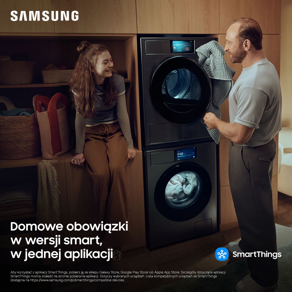 Rodzina korzysta z pralko-suszarki Samsung sterowanej przez aplikację SmartThings.