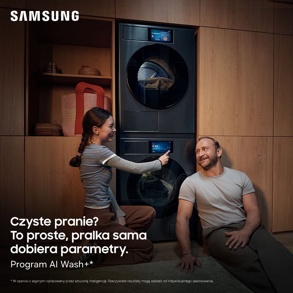 Tata z córką korzystają z pralki Samsung z programem AI Wash+ dobierającym parametry prania.