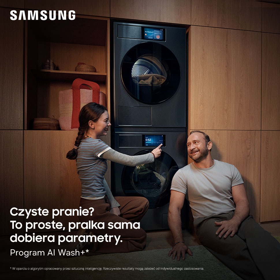 Tata z córką korzystają z pralki Samsung z programem AI Wash+ dobierającym parametry prania.
