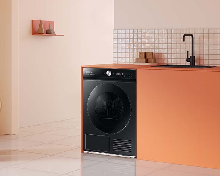 Pralka Bespoke AI™ QuickDrive™ WW11BB744DGBS6 w kuchni pod blatem