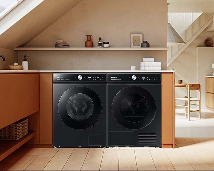 Pralka Bespoke AI™ QuickDrive™ WW11BB744DGBS6 w kuchni obok suszarki Samsung