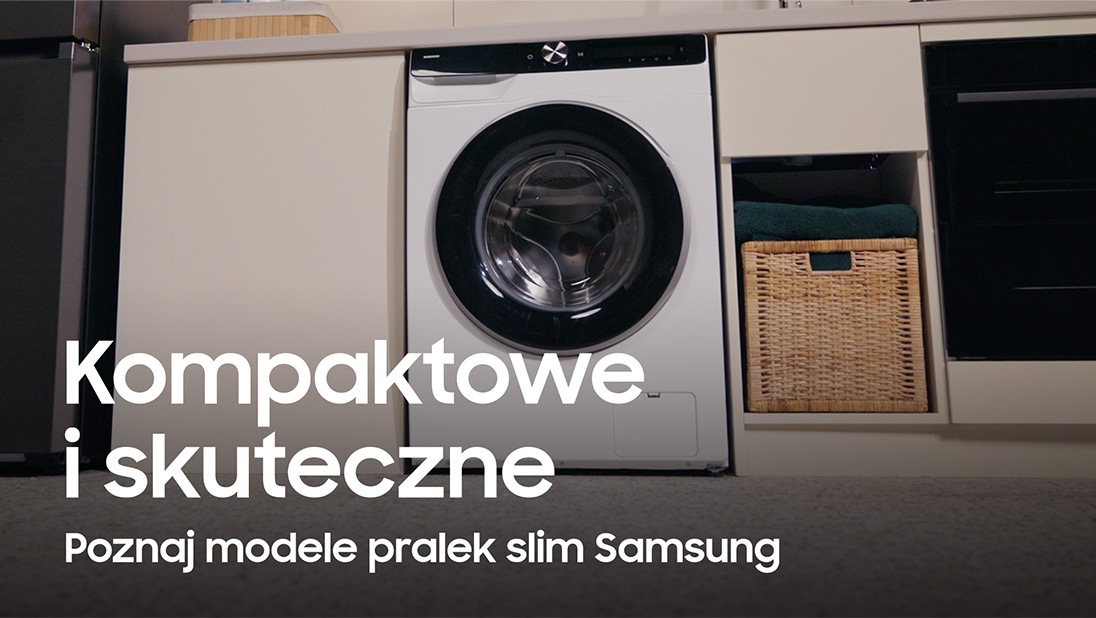 Pralka Slim Samsung w kolorze białym z czarnym panelem i czarnymi drzwiami w zabudowie meblowej w kolorze beżowym. Widoczny napis: Kompaktowe i skuteczne. Poznaj modele pralek slim Samsung.