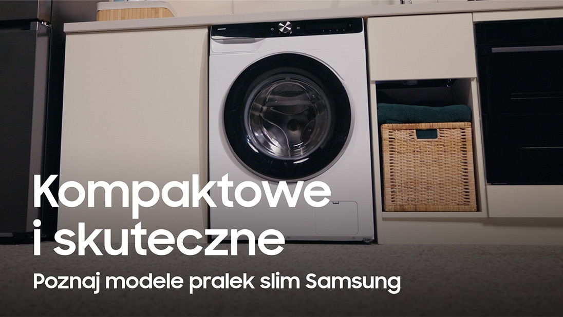 Pralka Slim Samsung w kolorze białym z czarnym panelem i czarnymi drzwiami w zabudowie meblowej w kolorze beżowym. Widoczny napis: Kompaktowe i skuteczne. Poznaj modele pralek slim Samsung.