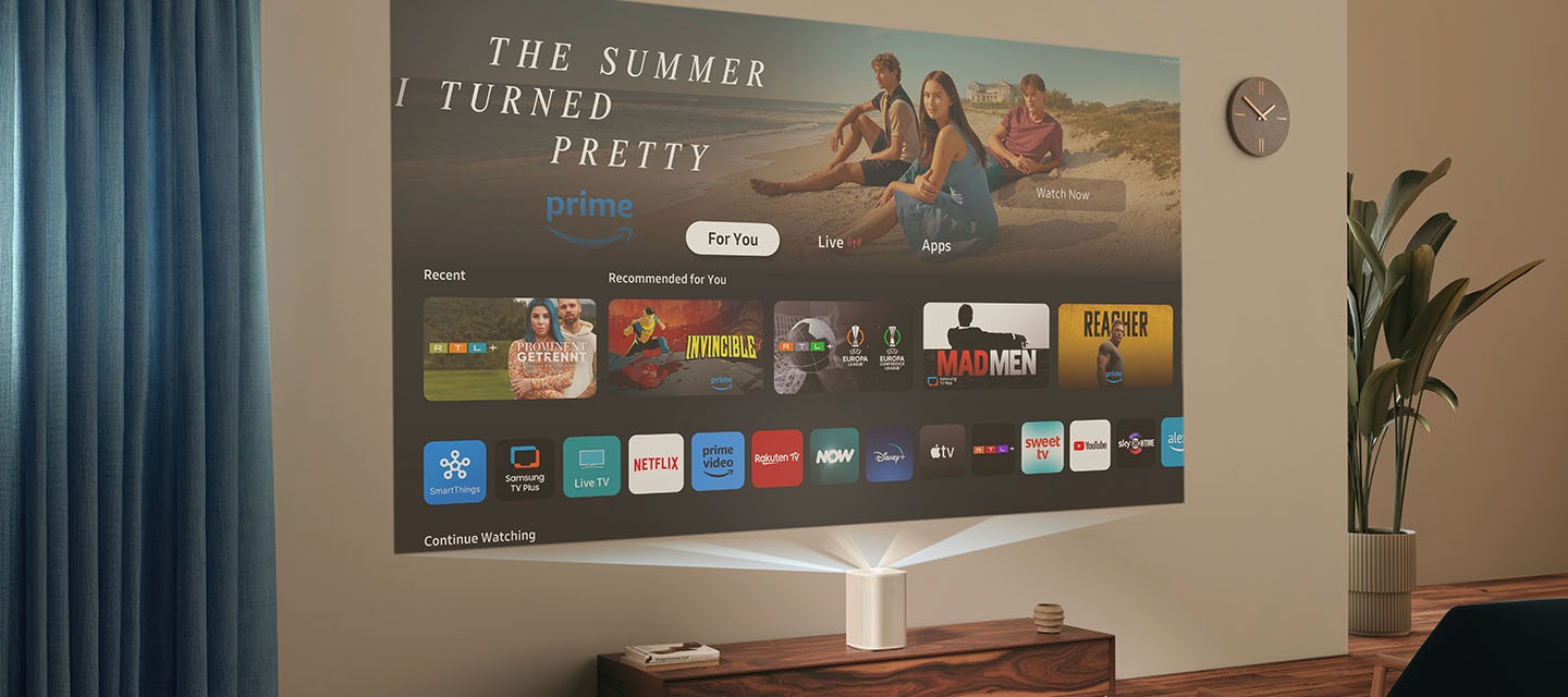O Premiere projecta o ecrã inicial do Samsung Tizen OS na parede, que apresenta várias aplicações e opções de streaming.