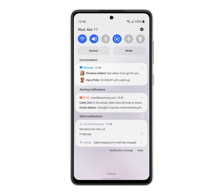 Uma vista frontal do dispositivo, mostrando Notificações e o painel Quick num fundo branco, uma vez que a One UI ajuda-o a concentrar-se.