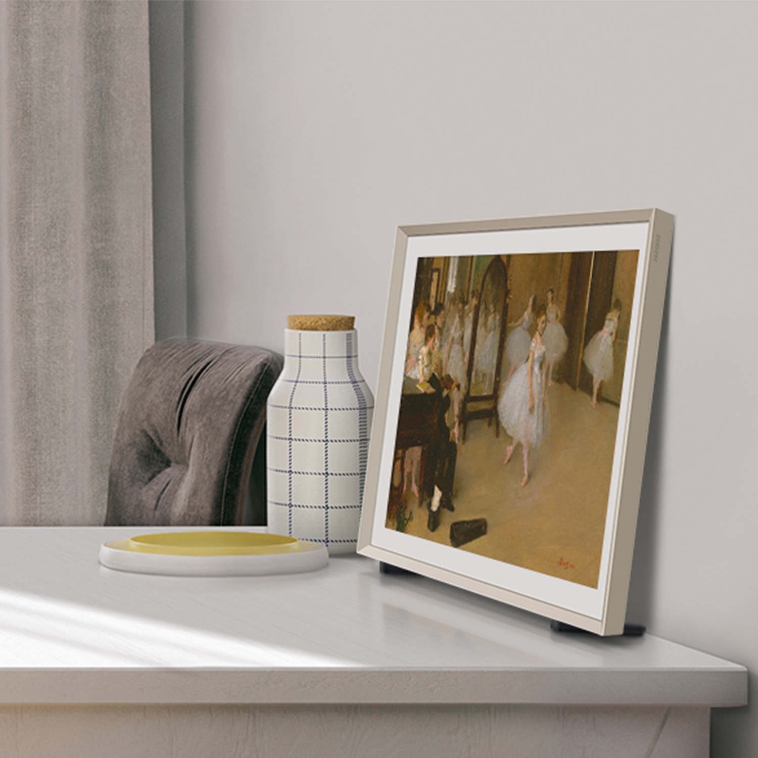 l-perpective-with-stand2 Black