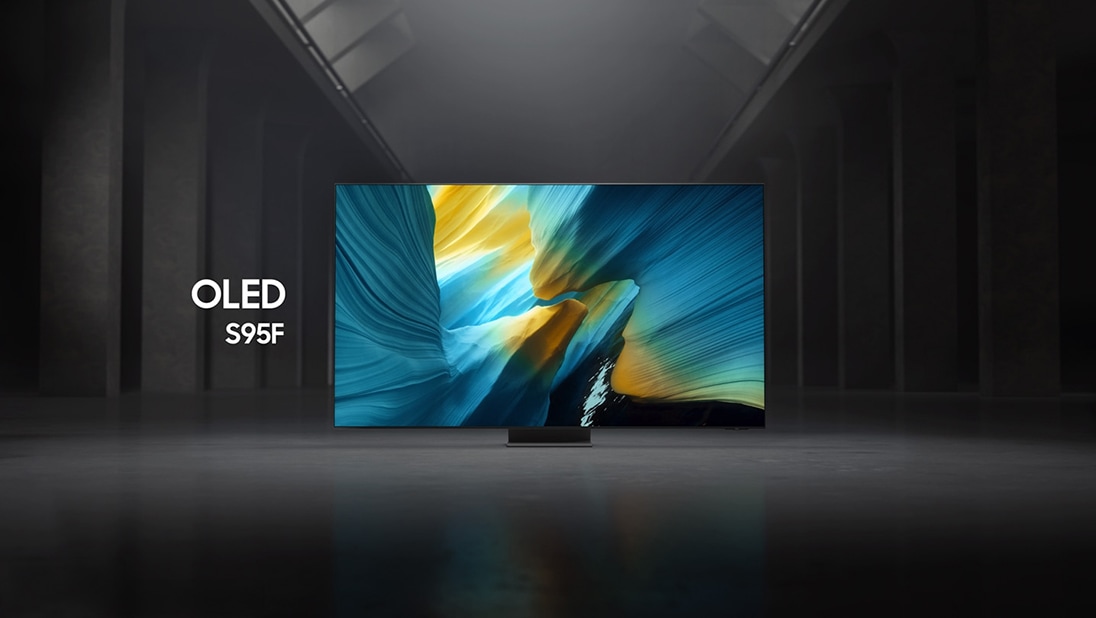 A TV Samsung OLED S95F em um espaço interno preto e branco exibe uma cena colorida de uma paisagem sobrenatural.