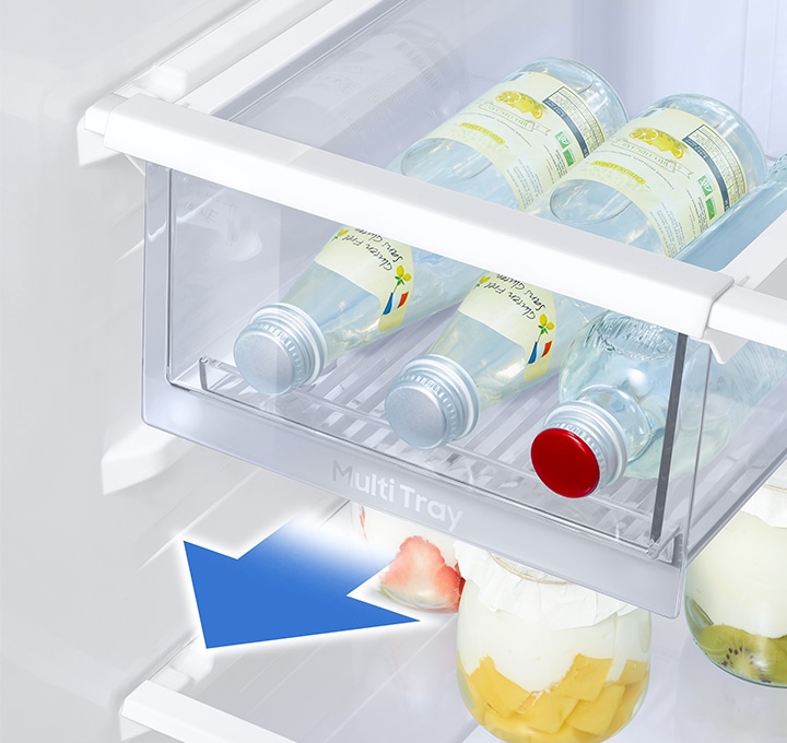 La Multi Tray permite al usuario tener un uso más eficiente del espacio del frigorífico. La bandeja cabe justo debajo de cada estante para guardar artículos pequeños como botellas.
